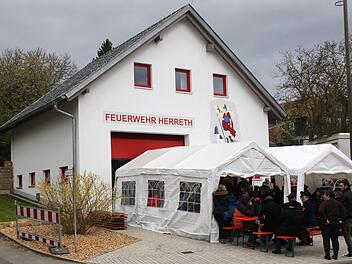 Ein wahres Schmuck in der Ortsmitte, das neue Feuerwehrhaus der Freiwilligen Feuerwehr Herreth