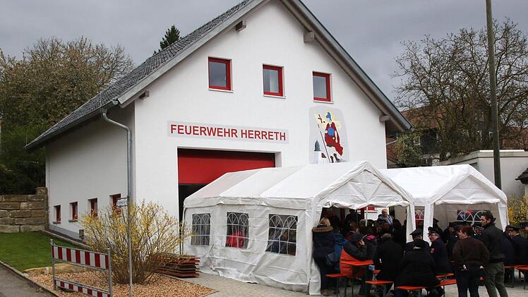Ein wahres Schmuck in der Ortsmitte, das neue Feuerwehrhaus der Freiwilligen Feuerwehr Herreth
