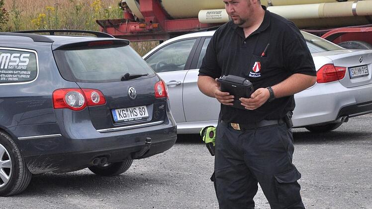 Retten, löschen, bergen, schützen - voller Einsatz für die jungen Feuerwehrleute. Fünf verschiedene Aufgaben wurden ihnen bei der 24-Stunden-Übung gestellt. Foto: Daniel Wiener