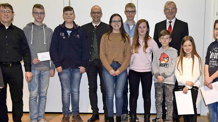 Glückliche Gewinner beim Forscherspiel mit den Organisatoren (von links): Nadine Rohowsky, Reiner Babucke, Landrat Christian Meißner (5. von links) und Walter Partheymüller (4. von rechts) Foto: Andreas Welz