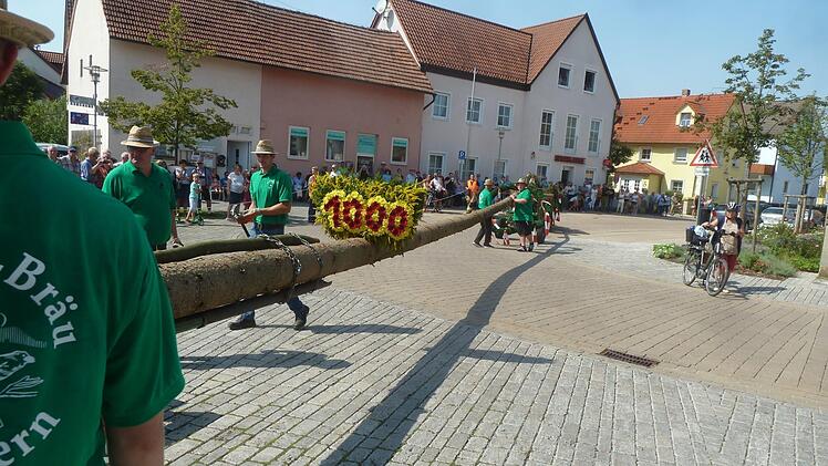 Die Burschen holen den Kerwas-Baum ein.   Fotos: Andrea Spörlein