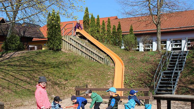 Die Kinder sind gerne im unteren Bereich, hier soll später der Kletterturm stehen. Foto: Leonie Hauck