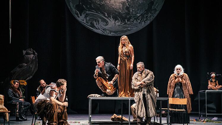 "Das Rheingold" von Richard Wagner feierte in der Regie von Alexander Müller-Elmau Premiere am Landestheater Coburg.Foto: Sebastian Buff