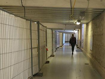 Feuchtigkeit, Kiesnester, schadhafter Putz: Die Wände in der Bahnhofsunterführung müssen aufwendiger saniert werden als gedacht.Foto: Simone Bastian