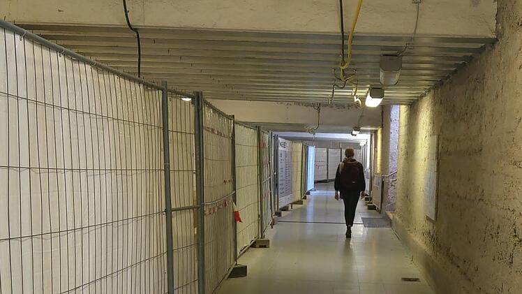 Feuchtigkeit, Kiesnester, schadhafter Putz: Die Wände in der Bahnhofsunterführung müssen aufwendiger saniert werden als gedacht.Foto: Simone Bastian