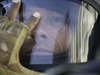 Bereitet sich auf die Bombenentsch&auml;rfung vor: Sergeant Matt Thompson (Guy Pearce).