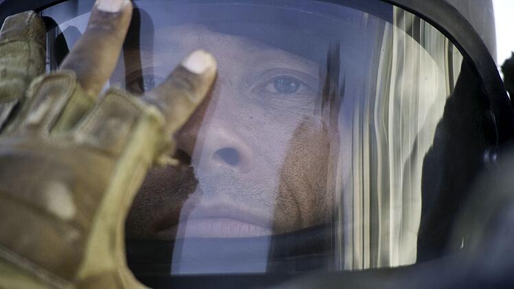 Bereitet sich auf die Bombenentsch&auml;rfung vor: Sergeant Matt Thompson (Guy Pearce).