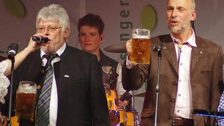 Stimmungskanonen:Bad Bocklets Bürgermeister Wolfgang Back (links, CSU) und OB Kay Blankenburg (SPD).