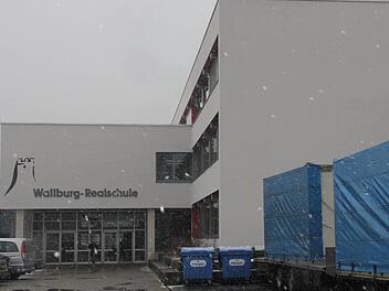 Die Sanierung und Erweiterung der Realschule in Eltmann ist eines der großen Investitionsprojekte des Landkreises. Mittlerweile präsentiert sich das Hauptgebäude in einem neuen Gewand mit dem Logo der Wallburg-Realschule (links). Foto: Klaus Schmitt