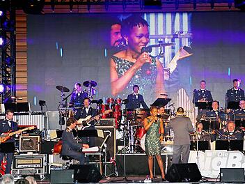 Die Sängerin Bwalya aus Sambia begeisterte die Zuhörer beim Konzert der Bigband der Bundeswehr in der Mehrzweckhalle. Foto: Dieter Britz