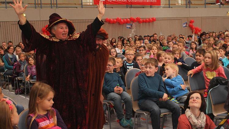 Die "Wunschhändlerin" bezog die Buben und Mädchen immer wieder in das Märchen ein.