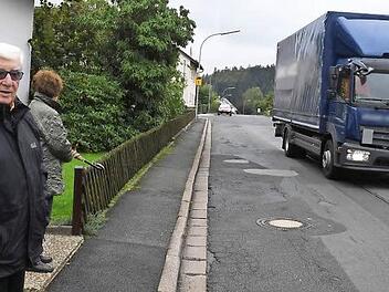 Ottmar Gerber und Ingrid Romig machen sich große Sorgen wegen der Lastwagen-Durchfahrt in der Scheffel- und Angerstraße in Pressig. Foto: Ronald Rinklef