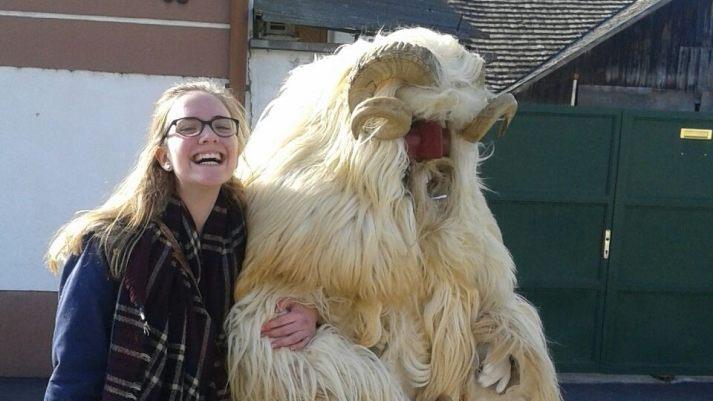Viele besondere Feiern erlebte Jule Scheuring während ihres einjährigen Aufenthaltes in Ungarn, hier beim Buso-Festival, bei dem traditionelle Masken-Gestalten den Winter vertreiben sollen.  Fotos: pr