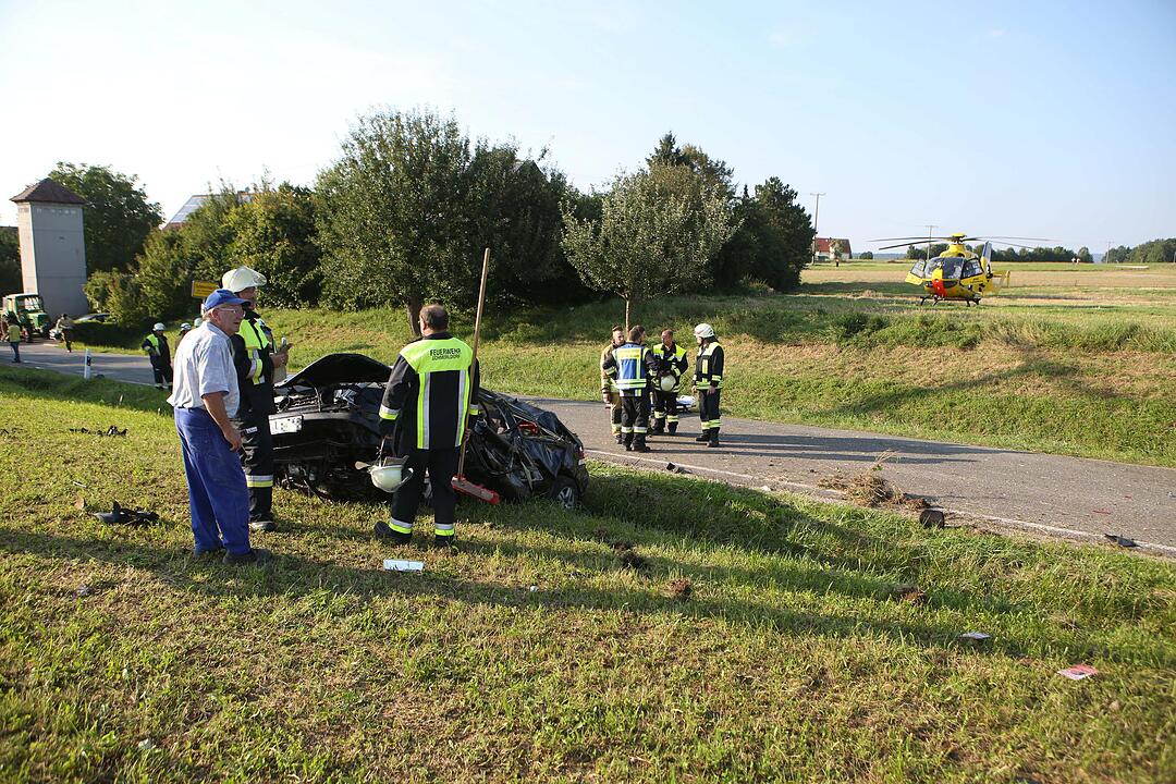 Schmerldorf: 20-Jähriger bei Unfall aus Auto geschleudert und schwerst verletzt