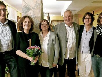 Führungswechsel beim Kiwanisclub Kulmbach - von links: Schatzmeister Gerhard Goller, Präsidentin Ute Salzwedel, Vizepräsidentin Sigrid Daum, Revisor Bernt Pingel, Pastpräsidentin Anja Gimpel-Henning und Sekretärin Britta Hansmann.  Foto: Dieter Hübner