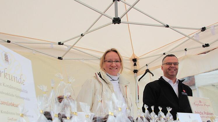 Angelika Pieger und Mitarbeiter Matthias Sponsel pr&auml;sentierten beschwipste s&uuml;&szlig;e Verf&uuml;hrungen