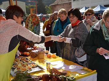 Die Schülerinnen der Hauswirtschaftsschule am Kulmbacher Amt für Landwirtschaft und Ernährung hatten sich für die Besucher eine besondere kulinarische Köstlichkeit ausgedacht: Sie verteilen frittierte Gemüsechips aus selbst angebautem Gemüse. Foto: Archiv/Uschi Prawitz
