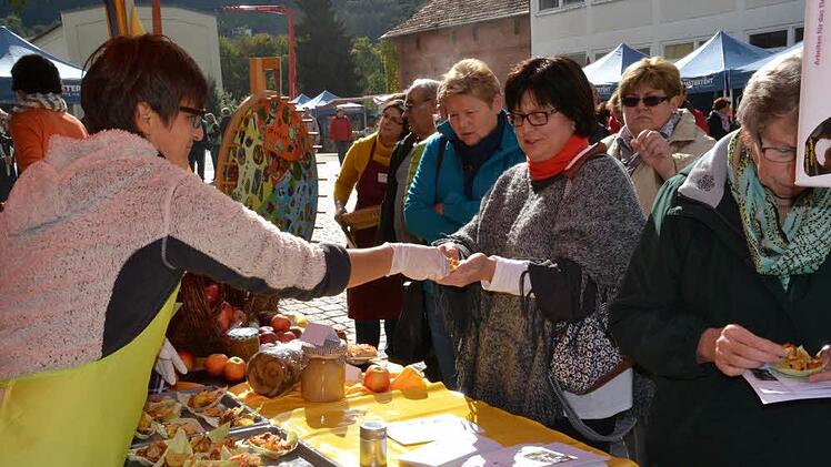Die Schülerinnen der Hauswirtschaftsschule am Kulmbacher Amt für Landwirtschaft und Ernährung hatten sich für die Besucher eine besondere kulinarische Köstlichkeit ausgedacht: Sie verteilen frittierte Gemüsechips aus selbst angebautem Gemüse. Foto: Archiv/Uschi Prawitz