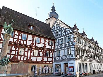 Westlich des Rathauses steht das Frechshaus, dem sich das Streitshaus anschließt. Die ältesten Teile des Frechshauses, dessen Dachstuhl saniert werden muss, stammen aus dem 15. Jahrhundert, Foto: Josef Hofbauer