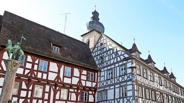 Westlich des Rathauses steht das Frechshaus, dem sich das Streitshaus anschließt. Die ältesten Teile des Frechshauses, dessen Dachstuhl saniert werden muss, stammen aus dem 15. Jahrhundert, Foto: Josef Hofbauer
