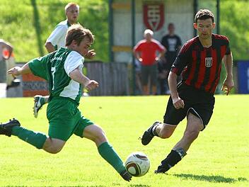 Matthias Nagel führte den TSV 08 Kulmbach 2010 in die Kreisliga, wo er auf seinen Ex-Verein VfR Katschenreuth (links Stephan Schirmer) traf. Das 08-Trikot wird Nagel aber nach seiner Rückkehr im Sommer nicht mehr überstreifen. Foto: BR-Archiv/Monika Limmer