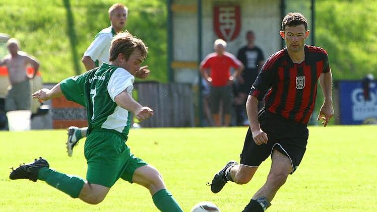 Matthias Nagel führte den TSV 08 Kulmbach 2010 in die Kreisliga, wo er auf seinen Ex-Verein VfR Katschenreuth (links Stephan Schirmer) traf. Das 08-Trikot wird Nagel aber nach seiner Rückkehr im Sommer nicht mehr überstreifen. Foto: BR-Archiv/Monika Limmer
