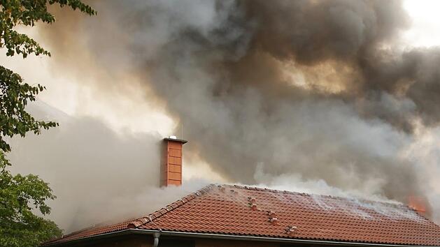 In Kitzingen stand am Dienstag ein Dachstuhl eines Reihenhauses in Vollbrand. Auch auf vier benachbarte Häuser griffen das Feuer über. Symbolfoto: David Young/dpa