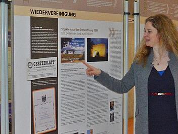 Oberstudiendirektorin Christine Götz, Leiterin der Jakob-Preh-Berufsschule in Bad Neustadt ist es wichtig, dass auch Schülern ihrer Einrichtung Hintergründe und Informationen über das einst geteilte Deutschland erhalten. Dazu trägt die Ausstellung des Kreisarchivs Meiningen bei, die noch bis 20. Februar in der Aula zu sehen ist. Foto: Hanns Friedrich