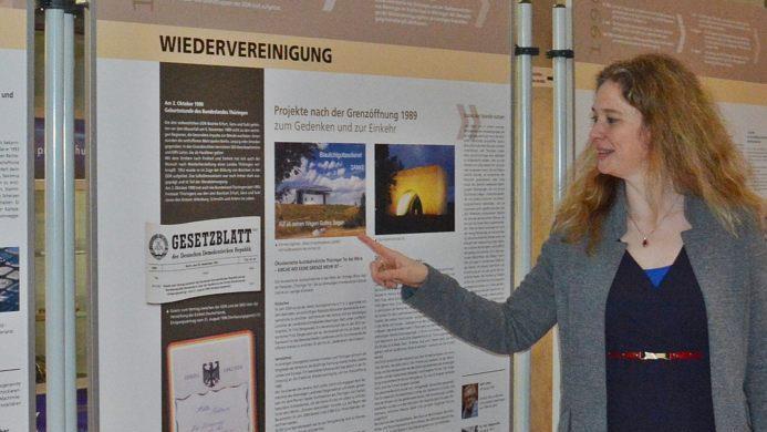 Oberstudiendirektorin Christine Götz, Leiterin der Jakob-Preh-Berufsschule in Bad Neustadt ist es wichtig, dass auch Schülern ihrer Einrichtung Hintergründe und Informationen über das einst geteilte Deutschland erhalten. Dazu trägt die Ausstellung des Kreisarchivs Meiningen bei, die noch bis 20. Februar in der Aula zu sehen ist. Foto: Hanns Friedrich