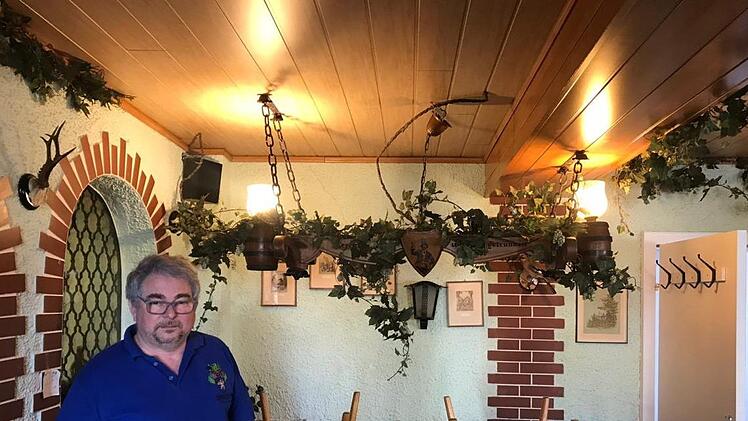 Für Stephan Ertl sind die hochgeklappten Stühle ein trauriges Symbol.