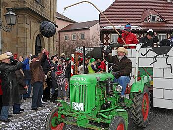Das Rathaus musste zittern: Die Männer vom Souffleur-Club schwangen die Abrissbirne. Fotos: Klaus Gagel