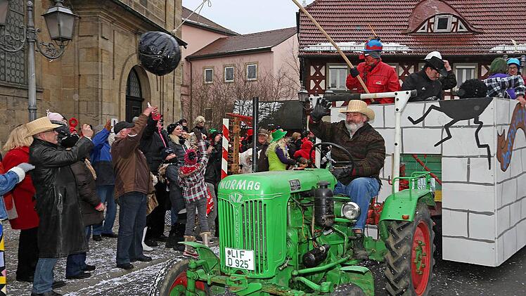 Das Rathaus musste zittern: Die Männer vom Souffleur-Club schwangen die Abrissbirne. Fotos: Klaus Gagel