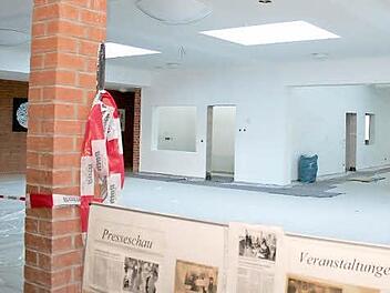 Die Aula der Frensdorfer Schule mit anschließendem Mehrzweckraum kann bald für Veranstaltungen genutzt werden. Die Pinnwand im Vordergrund scheint noch keinen neuen Platz gefunden zu haben.  Fotos: Evi Seeger