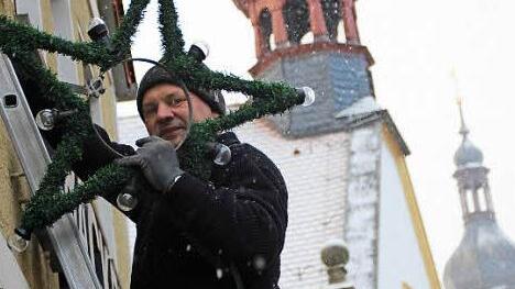Ludwig Schönmann versieht die Eberner Innenstadt mit Sternenglanz.  Foto: Eckehard Kiesewetter