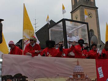 Elferrats-Ehrenpräsident Horst Kiolbassa als Papst Foto: fra-press