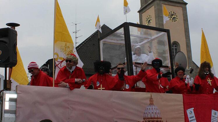 Elferrats-Ehrenpräsident Horst Kiolbassa als Papst Foto: fra-press