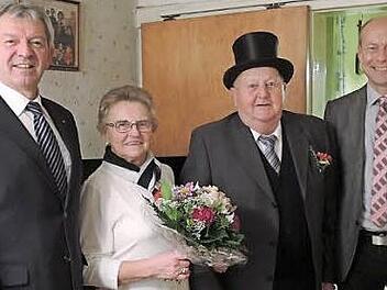 Landrat (li.) und Bürgermeister (r.) gratulieren dem Jubelpaar, das sich dem Anlass angemessen in Schale geworfen hat. Foto: p