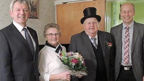 Landrat (li.) und Bürgermeister (r.) gratulieren dem Jubelpaar, das sich dem Anlass angemessen in Schale geworfen hat. Foto: p