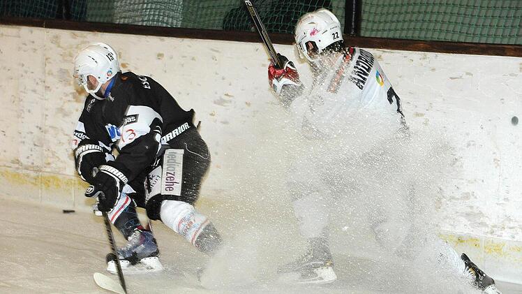Derbyzeit: Szene aus dem Spiel der Kissinger Wölfe gegen den ESC Haßfurt. Foto: Hopf