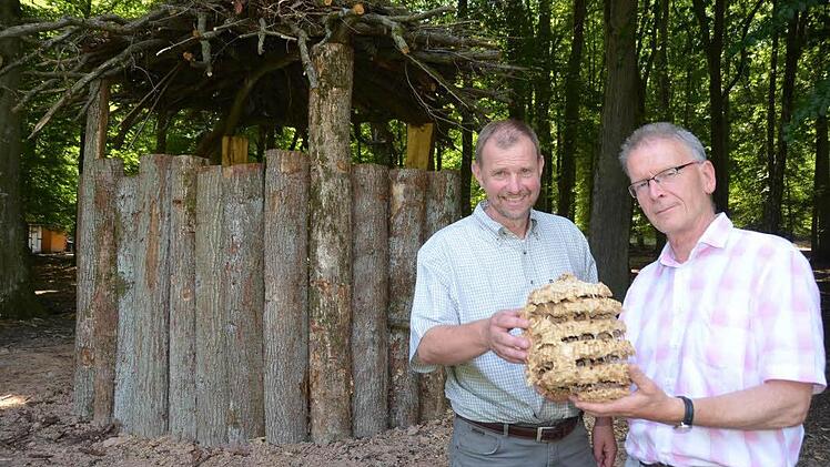 Auch eine Hornissenauffangstation gibt es im Klaushof, erklären der Leiter, Axel Maunz, und Franz Lang vom Bund Naturschutz. Foto: Rauch