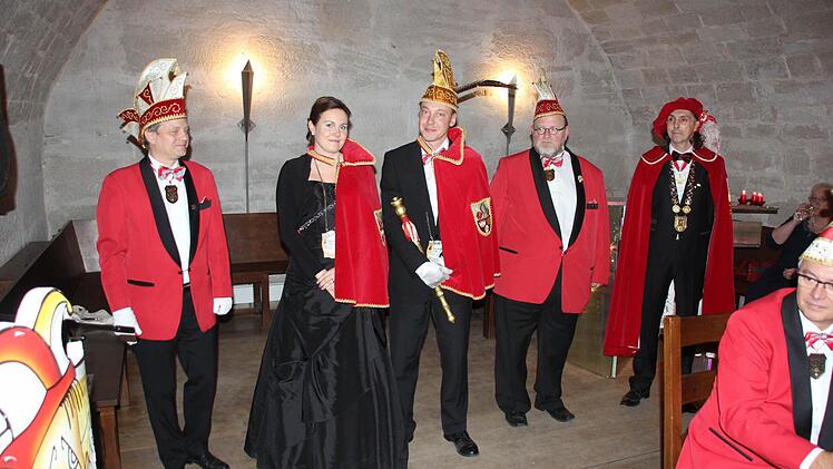 Das bisherige Prinzenpaar wurde verabschiedet. Das Bild zeigt (von links): Vizepräsident Andreas Bauer, Prinzessin Dana I., Prinz Holger I., Präsident Uli Böhm und Großmeyster Sigi Mayer.  Foto: Friedwald Schedel
