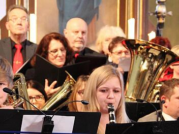 Die Edelweißer und das Orchester des Musikvereins aus Stadelhofen bestritten gemeinsam und mit weiteren befreundeten Ensembles das Neujahrskonzert in Peesten. Foto: Katharina Müller-Sanke