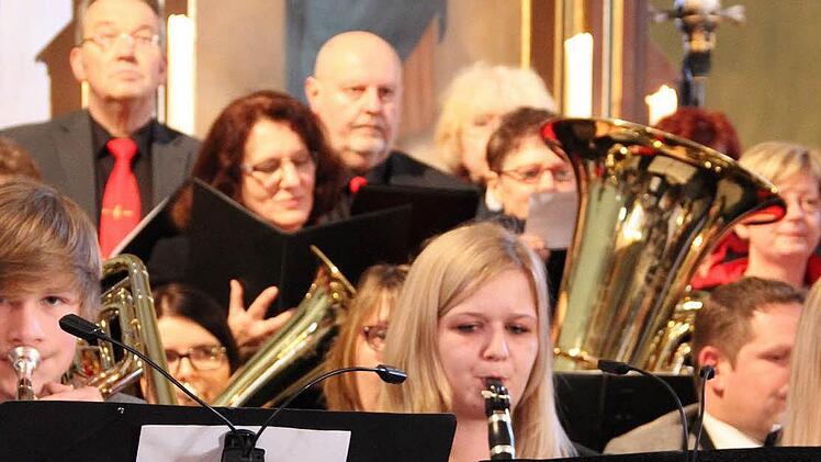 Die Edelweißer und das Orchester des Musikvereins aus Stadelhofen bestritten gemeinsam und mit weiteren befreundeten Ensembles das Neujahrskonzert in Peesten. Foto: Katharina Müller-Sanke