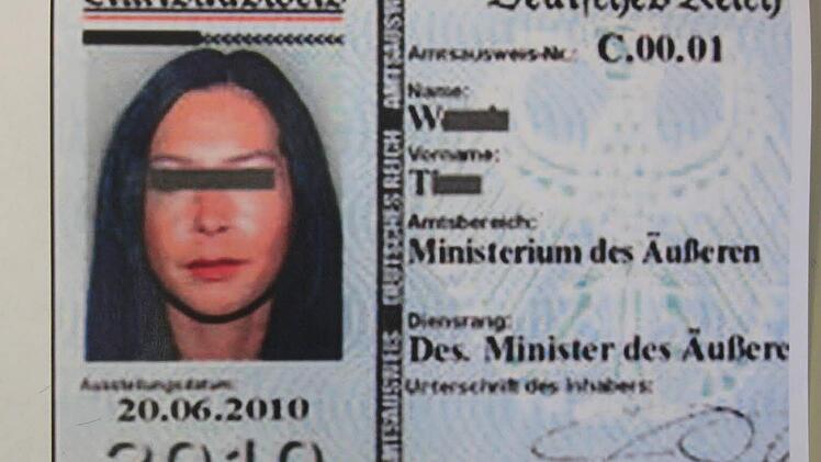 Solche Phantasie-Ausweise stellen sich "Reichsbürger" selbst aus.