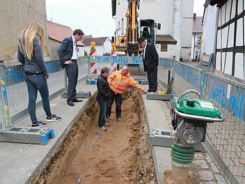 Letzte Details vor Ort bespricht Bürgermeister Torsten Gunselmann (links oben) mit Vertretern des Ingenieurbüros und der ausführenden Baufirma. Foto: Mathias Erlwein