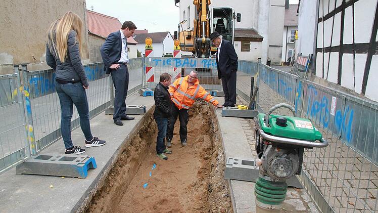 Letzte Details vor Ort bespricht Bürgermeister Torsten Gunselmann (links oben) mit Vertretern des Ingenieurbüros und der ausführenden Baufirma. Foto: Mathias Erlwein