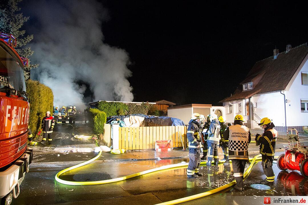 Garage mit angebautem Carport und Holzunterstand in Brand - Vier Fahrzeuge zum Teil schwer beschädigt
