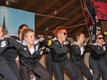 Die jungen Damen der Faschingsgarde begeisterten beim Kommersabend des TV Poppenlauer ihre Zuschauer. Foto: Dieter Britz