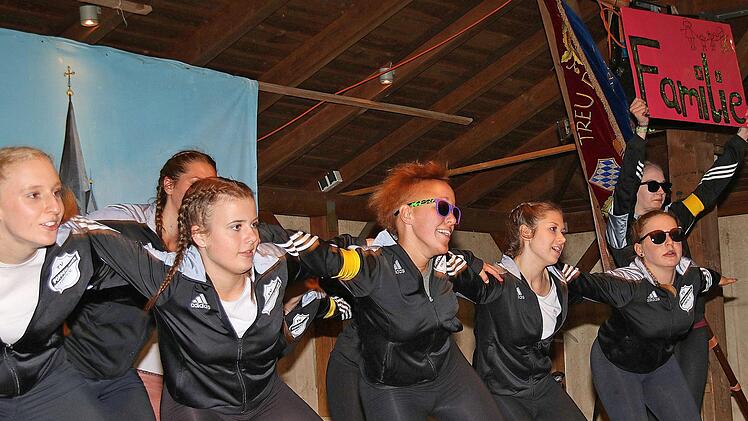 Die jungen Damen der Faschingsgarde begeisterten beim Kommersabend des TV Poppenlauer ihre Zuschauer. Foto: Dieter Britz