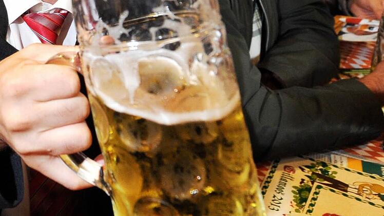 Mit einem Bierkrug hat am Donnerstag ein Betrunkener einen Jugendlichen angegriffen